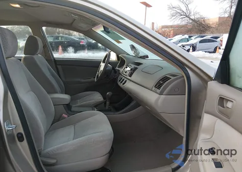 2004 Toyota Camry Le z USA, uszkodzony, nr VIN 4T1BE32K34U821758